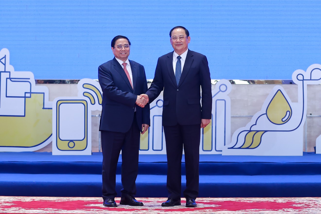 Thủ tướng Chính phủ Lào Sonexay Siphandone chào đón Thủ tướng Phạm Minh Chính tham dự Hội nghị Cấp cao Ủy hội sông Mekong quốc tế lần thứ 4. Ảnh: VGP.