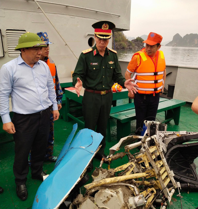 Trung tướng Nguyễn Trọng Bình - phó tổng tham mưu trưởng Quân đội Nhân dân Việt Nam và ông Nguyễn Đức Thọ - Phó Chủ tịch UBND TP Hải Phòng tại hiện trường trục vớt phần động cơ chiếc máy bay.