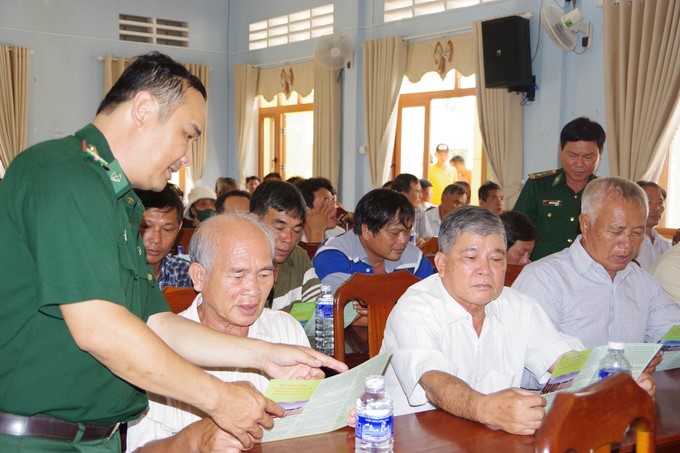 Officers of Cat Khanh Border Guard Station ( Phu Cat District, Binh Dinh) disseminated information about the law to fishermen. Photo: D.T.