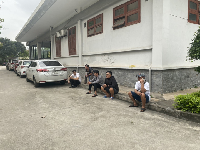 Người thân các nạn nhân thất thần chờ thông tin từ lực lượng chức năng tại nhà tang lễ TP Hạ Long, tỉnh Quảng Ninh.