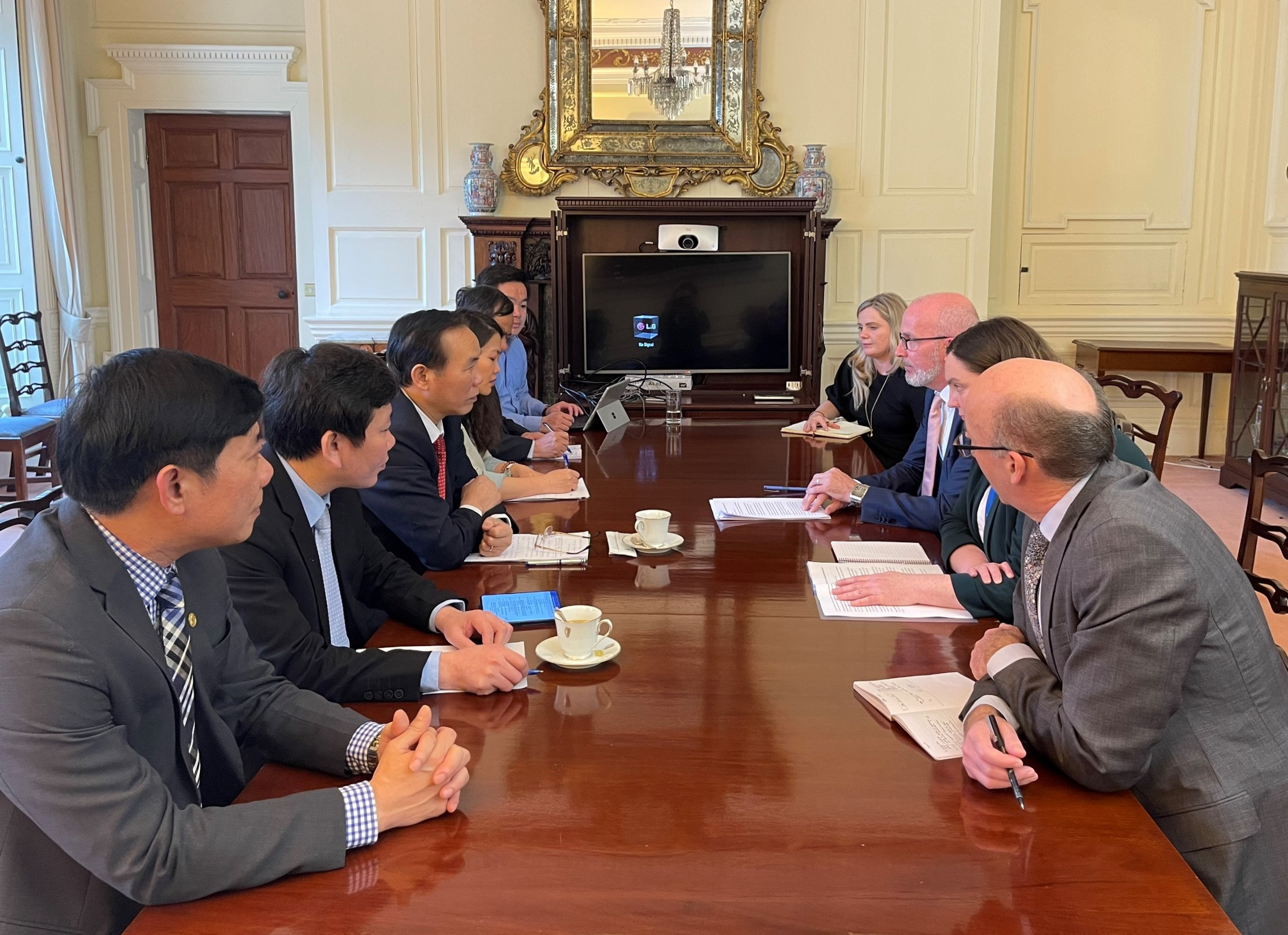 Deputy Minister Phung Duc Tien had a meeting and worked with the Director General for Economic Affairs at the Irish Department of Foreign Affairs. Photo: Thanh Thanh.