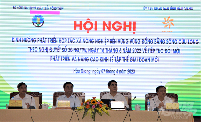 Bộ trưởng Bộ NN-PTNT Lê Minh Hoan (thứ 2 từ trái qua) cùng các đại biểu chủ trì hội nghị. Ảnh: Trung Chánh.