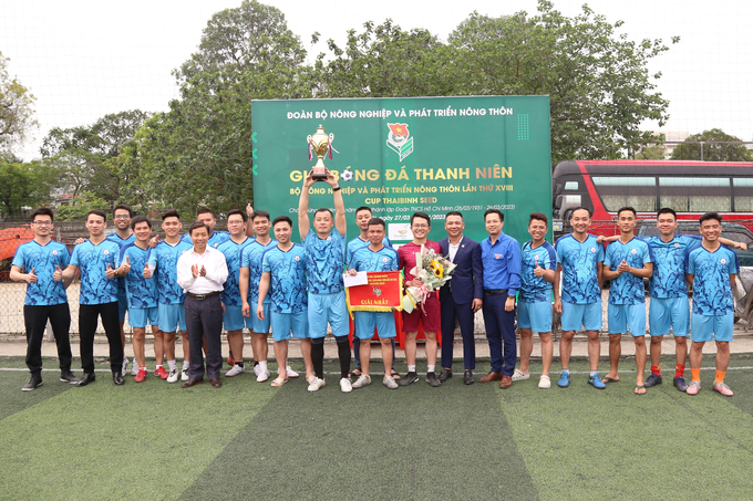 Ban tổ chức trao cúp, cờ lưu niệm cho đội vô địch.