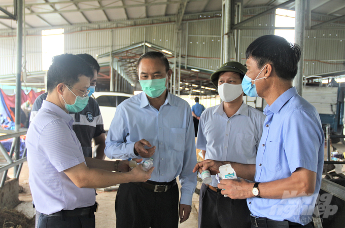 Thứ trưởng Bộ NN-PTNT Phùng Đức Tiến (thứ hai từ trái vào) kiểm tra công tác tiêm phòng viêm da nổi cục tại địa phương. Ảnh: Phạm Hiếu.