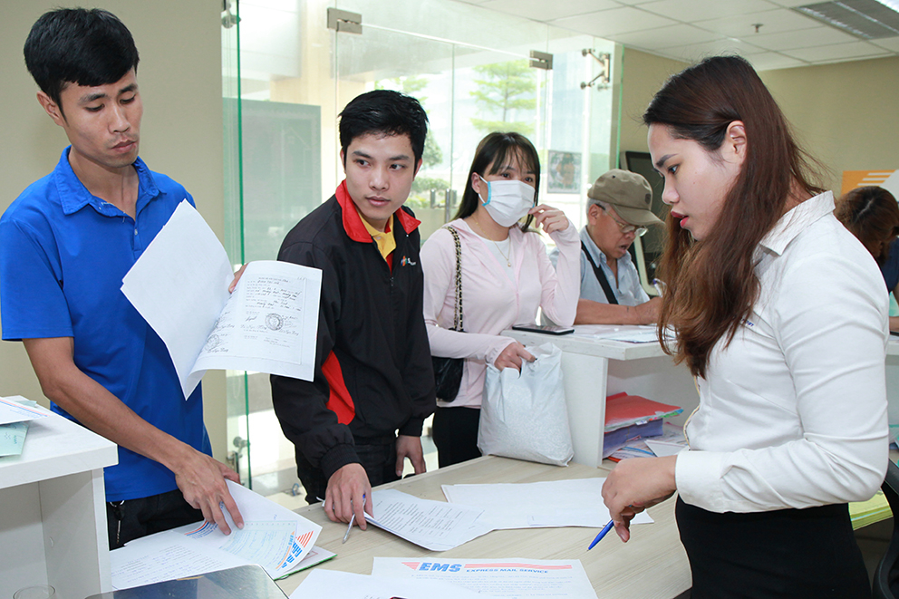 Thời gian và nhân sự tiếp nhận phiếu lý lịch tư pháp được Bưu điện thành phố Hà Nội tăng cường. Ảnh: Hoài Giang.