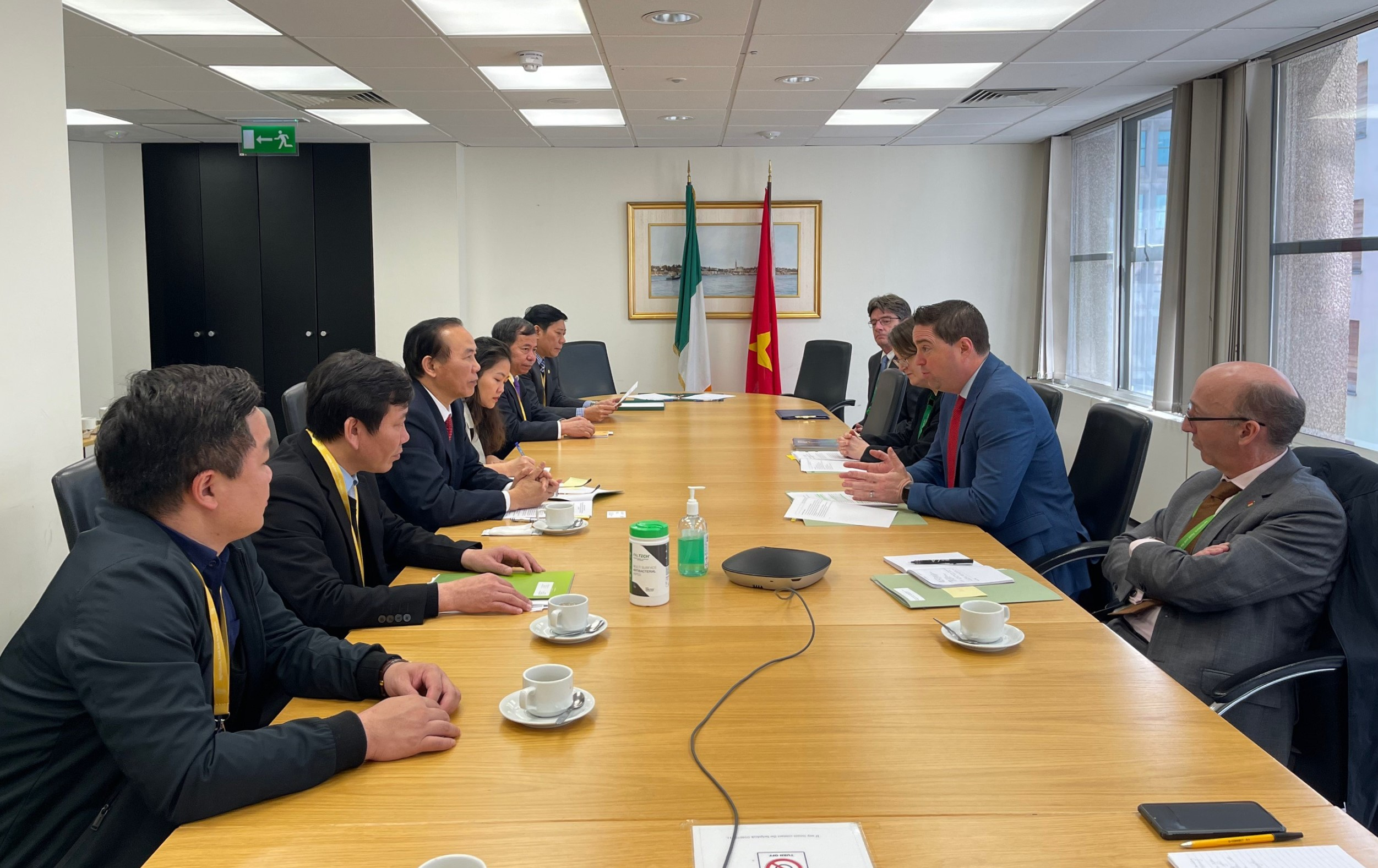 Deputy Minister Phung Duc Tien had a meeting and worked with Mr. Martin Heydon, Secretary of State, the Minister of Agriculture, Food and the Marine of Ireland. Photo: Thanh Thanh.