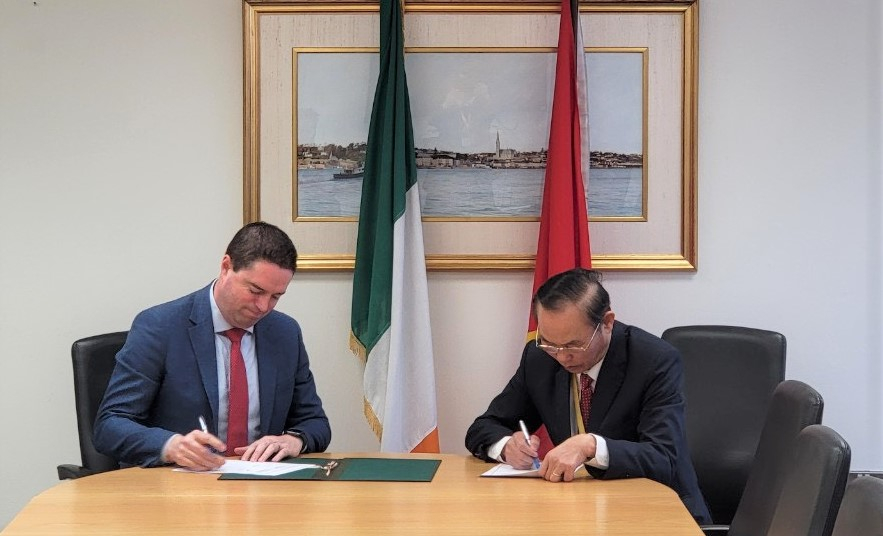 Deputy Minister Phung Duc Tien and Mr. Martin Heydon signed the ''Memorandum of Understanding between between the Department of Agriculture, Food, and the Marine of Ireland and the Ministry of Agriculture and Rural Development of Vietnam'. Photo: Thanh Thanh.