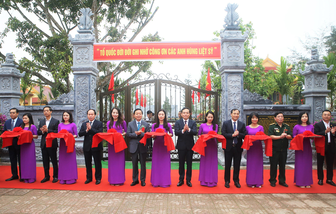Phó Thủ tướng Chính phủ Trần Hồng Hà, Trần Lưu Quang và lãnh đạo tỉnh Hà Tĩnh, TP Hải Phòng cắt băng khánh thành công trình tu bổ, tôn tạo, nâng cấp Khu tưởng niệm các liệt sỹ hy sinh ở Cầu Nhe. 