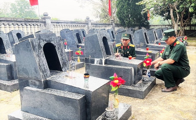 Cựu chiến binh Trung đoàn 5 Yên Tử thường xuyên về di tích Cầu Nhe dâng hương tưởng nhớ đồng đội mỗi dịp lễ, Tết. Ảnh: BHT.