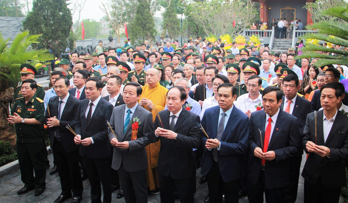 Lãnh đạo Đảng, Nhà nước và tỉnh Hà Tĩnh, TP Hải Phòng cùng đông đảo đồng đội, Nhân dân địa phương dâng hương tưởng nhớ các liệt sỹ tại Khu di tích lịch sử Cầu Nhe. 