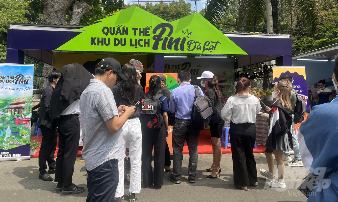 Khách tìm hiểu về tour du lịch tại Quần thể khu Du lịch PINI. Ảnh: Nguyễn Thủy.