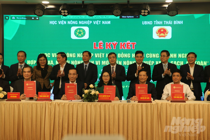 Lễ Ký kết hợp tác giữa Học viện Nông nghiệp Việt Nam và Sở GD&ĐT, Sở KHCN các tỉnh. Ảnh: HG.