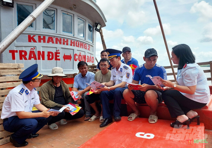 Tổ Kiểm tra IUU tuyên truyền với chủ tàu cá và ngư dân về pháp luật chống khai thác hải sản bất hợp pháp trên biển. Ảnh: Hữu Đức.