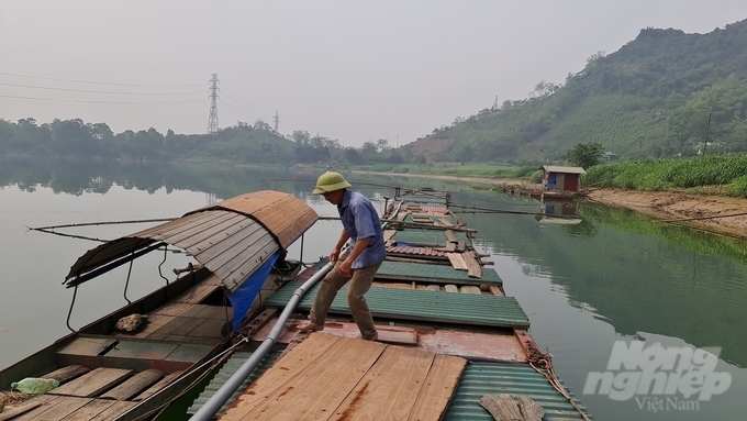 Môi trường sống bị ảnh hưởng, người nuôi cá lồng ở Thái Hòa phải lắp thêm máy bơm, cùng hệ thống đường ống để tạo dòng chảy vệ sinh lồng cá. Ảnh: Đào Thanh.