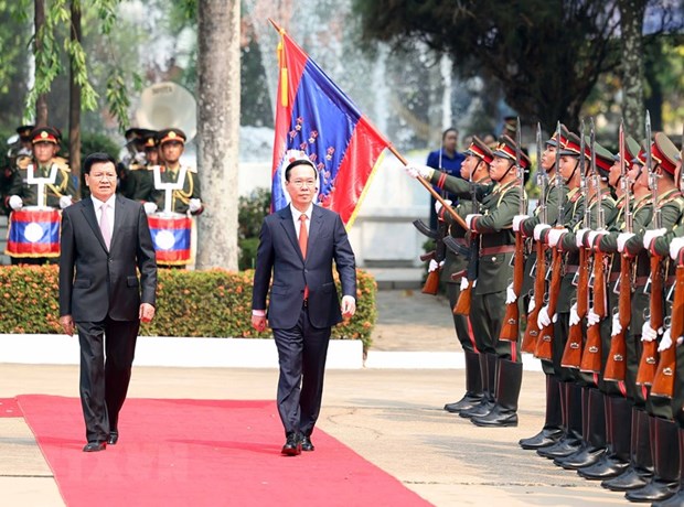 Chủ tịch nước Võ Văn Thưởng và Tổng Bí thư, Chủ tịch nước Lào Thongloun Sisoulith duyệt đội danh dự. Ảnh: Thống Nhất/TTXVN.