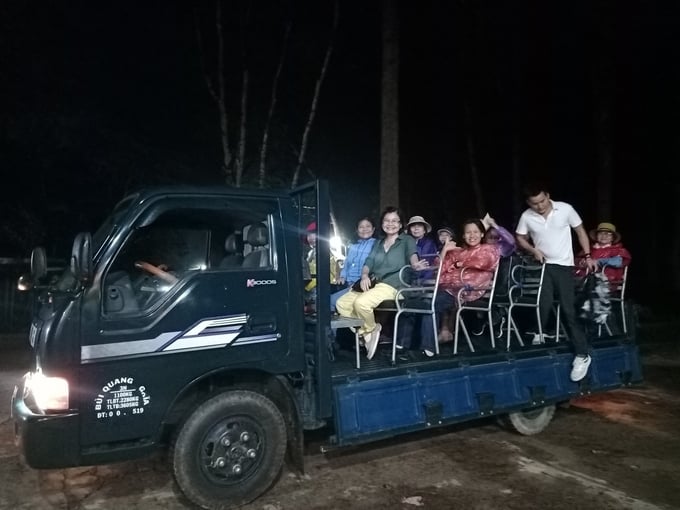 Tourists in specialized convertible car, ready to go see the animals at night. Photo: Tran Trung.