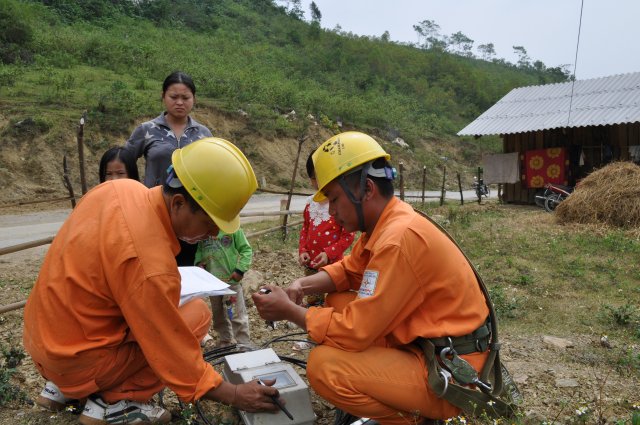 Lắp đặt đưa điện lưới về các thôn bản xã Bính Xá.