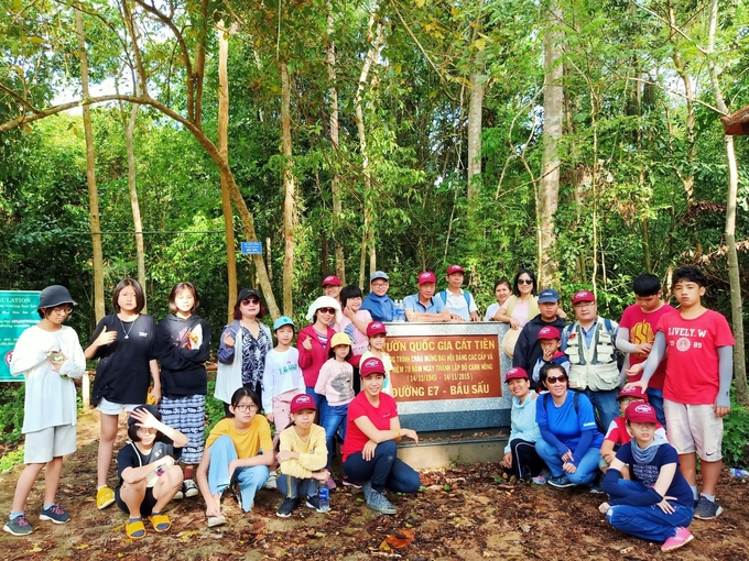 Tourists capturing the moment with Bau Sau. Photo: Tran Trung.