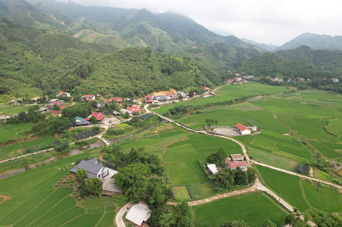 Nhiều ngôi nhà mới khang trang được xây dựng tạo nên những phố trong rừng ở các xã vùng cao của huyện Trấn Yên.