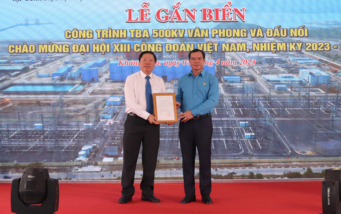 Chủ tịch Tổng liên đoàn Lao động Việt Nam trao bằng khen cho ông Nguyễn Đức Tuyển - Giám đốc Ban QLDA các công trình điện miền Trung (CPMB)