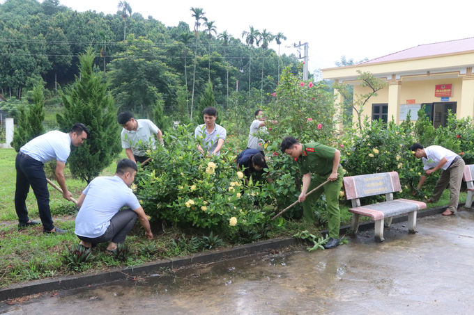 Cán bộ lãnh đạo và công chức xã Minh Quán (Trấn Yên) lao động vệ sinh tạo cảnh quan môi trường xanh sạch đẹp.
