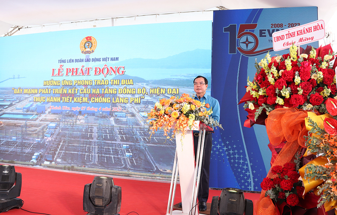 Ông Nguyễn Đình Khang - Ủy viên BCH Trung ương Đảng, Chủ tịch Tổng Liên đoàn Lao động Việt Nam, các Phó Chủ tịch Tổng Liên đoàn Lao động Việt Nam phát biểu tại buổi lễ.