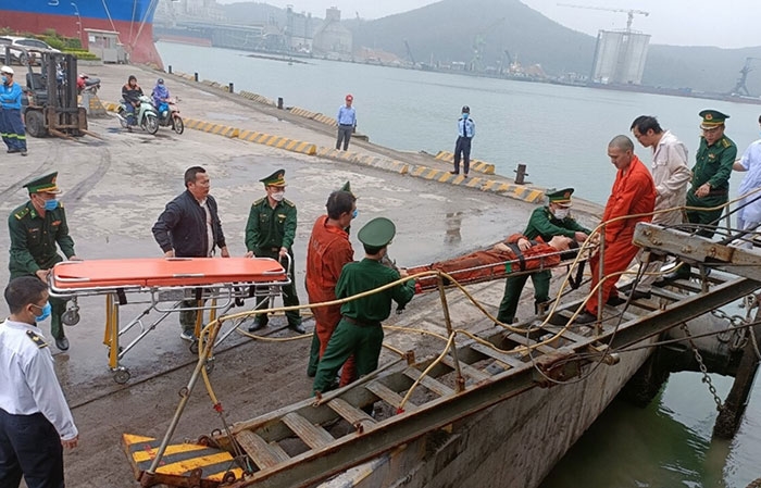 Lực lượng Biên phòng cảng Nghi Sơn cứu nạn từ tàu vào bờ. Ảnh: Báo Quân đội nhân dân.