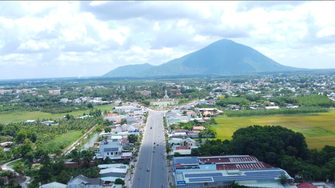 Quang cảnh quanh chân núi Bà Đen, ngọn núi cao nhất khu vực Đông Nam bộ, điểm nhấn Tây Ninh. Ảnh: Trần Trung.