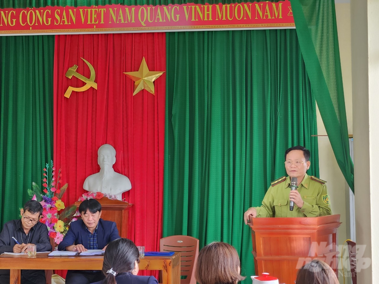 Ông Nguyễn Trần Phương, Hạt trưởng Hạt kiểm lâm thị xã Nghi Sơn trả lời các câu hỏi của người dân tại buổi đối thoại. Ảnh: Quốc Toản.