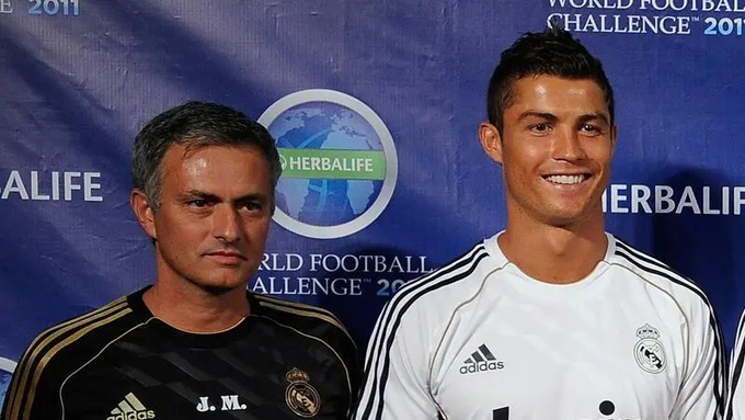 Al Nassr muốn đoàn tụ bộ đôi Mourinho - Ronaldo. Ảnh: AS.