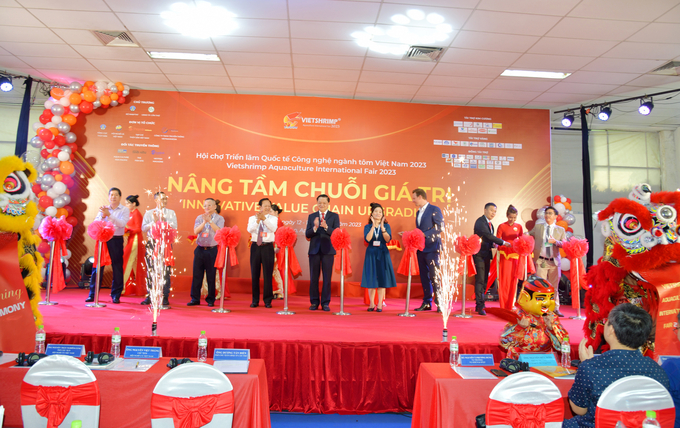 Cắt băng khai mạc Hội chợ Triển lãm Quốc tế Công nghệ ngành tôm Việt Nam lần thứ tư năm 2023. Ảnh: Lê Hoàng Vũ.