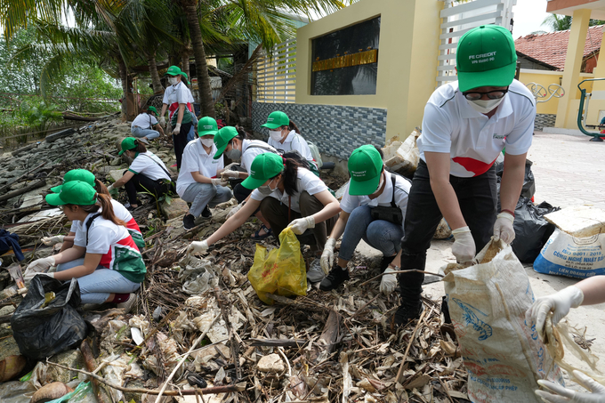 Các bạn trẻ FE CREDIT tham gia dọn dẹp vệ sinh môi trường, thu gom rác thải tại Doi Mỹ Khánh, huyện Cần Giờ. Ảnh: FE.