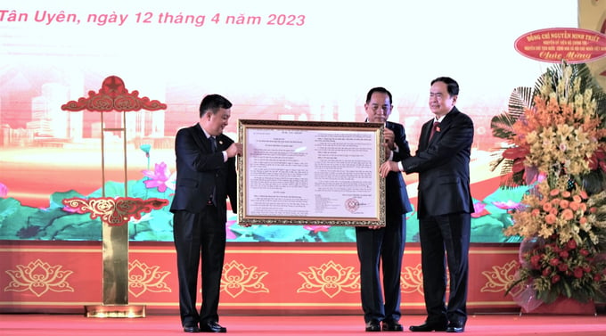 Phó Chủ tịch thường trực Quốc hội Trần Thanh Mẫn trao Nghị quyết của Ủy ban Thường vụ Quốc hội về việc thành lập thành phố Tân Uyên. Ảnh: ĐT.