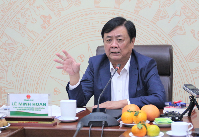 Minister Le Minh Hoan emphasized that farmers engaging in agricultural production without support from cooperatives will face various challenges. Photo: Pham Hieu.
