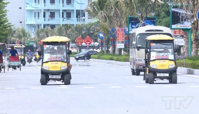 Xe điện trở thành lựa chọn số 1 của du khách khi tham quan, trải nghiệm tại Sầm Sơn. Ảnh của Đài truyền hình Thanh Hóa. Ảnh: TTV.