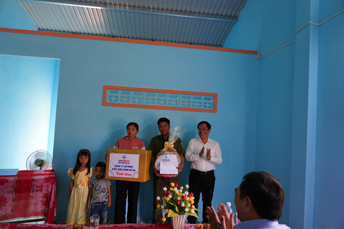 Dịp này Công ty Cổ phần Thủy điện Sông Ba Hạ cũng tặng phần quà cho gia đình Nay Y Nhe. Ảnh: HT.