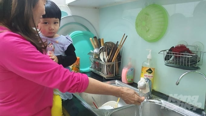 1.700 hộ dân tại chung cư Xuân Mai (phường Yên Nghĩa) phải dùng vải, khăn bịt đầu vòi nước vì phát hiện nước có chất lạ. Ảnh: Thái Bình.