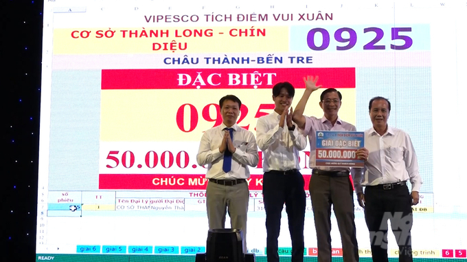 Ông Hồ Thái Quang, Phó Tổng giám đốc công ty Vipesco trao giải cho khách hàng trúng thưởng trong chương trình 'Vipesco tích điểm vui xuân 2023'. Ảnh: Lê Bình.