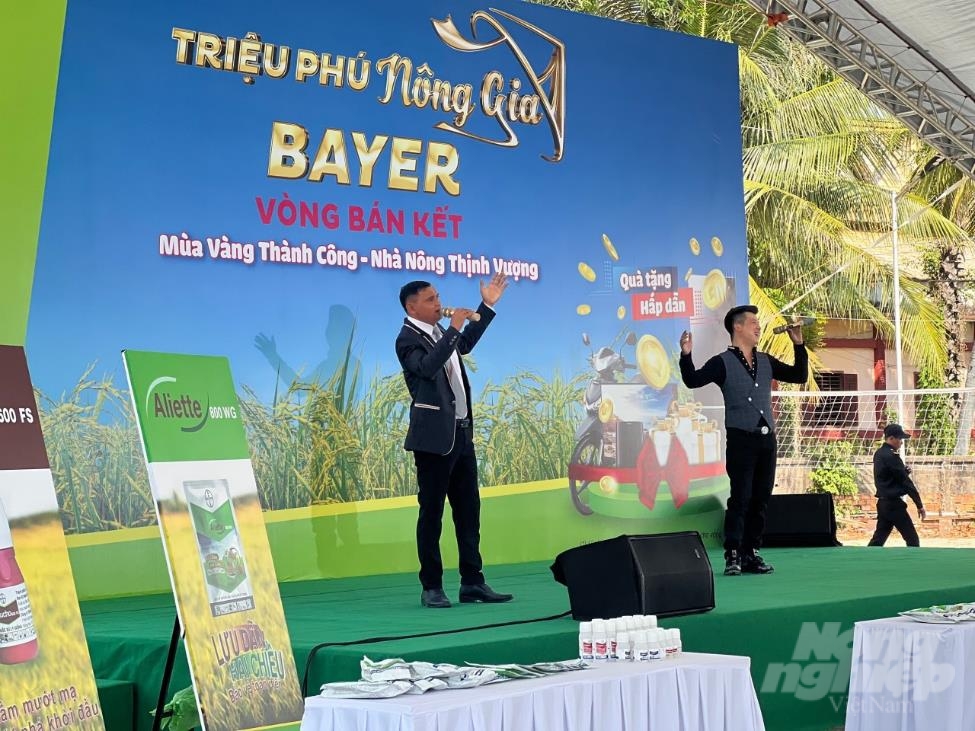 Tiết mục biểu diễn của nhà nông trồng lúa Lâm Văn Đức từ tỉnh Trà Vinh mang lại nhiều niềm vui và bất ngờ cho khán giả và thí sinh theo dõi cuộc thi. Ảnh: Minh Khôi.