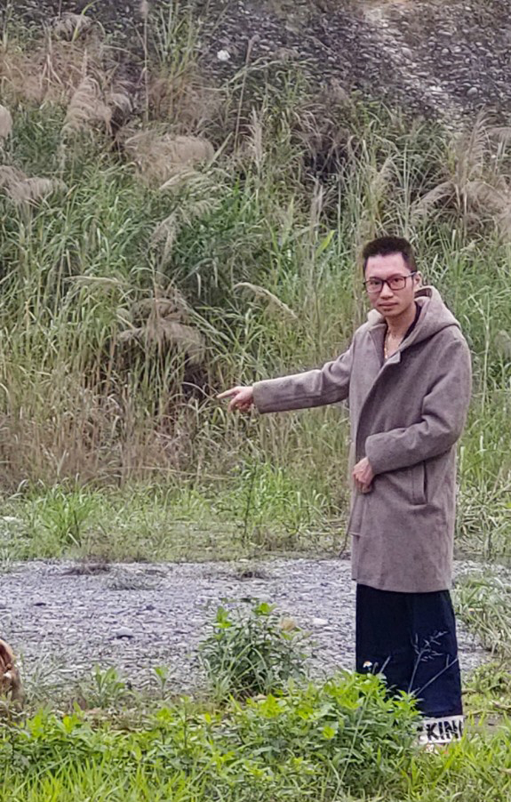 Anh Nguyễn Thiện Phú (con trai ông Thanh) chỉ cho phóng viên diện tích đất gia đình bị thu hồi.