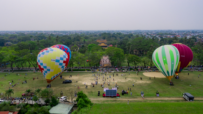 Du khách sẽ có cơ hội ngắm xứ Huế dưới góc nhìn mới lạ, độc đáo. Ảnh: LĐH.