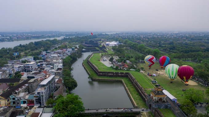 Lễ hội khinh khí cầu quốc tế với chủ đề 'Huế - Nét đẹp Cố đô' diễn ra từ ngày 13-20/4. Ảnh: LĐH.