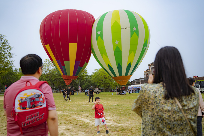 Đến với lễ hội, du khách được chiêm ngưỡng số lượng lớn khinh khí cầu với đủ màu sắc, kích thước và chủng loại. Ảnh: LĐH.