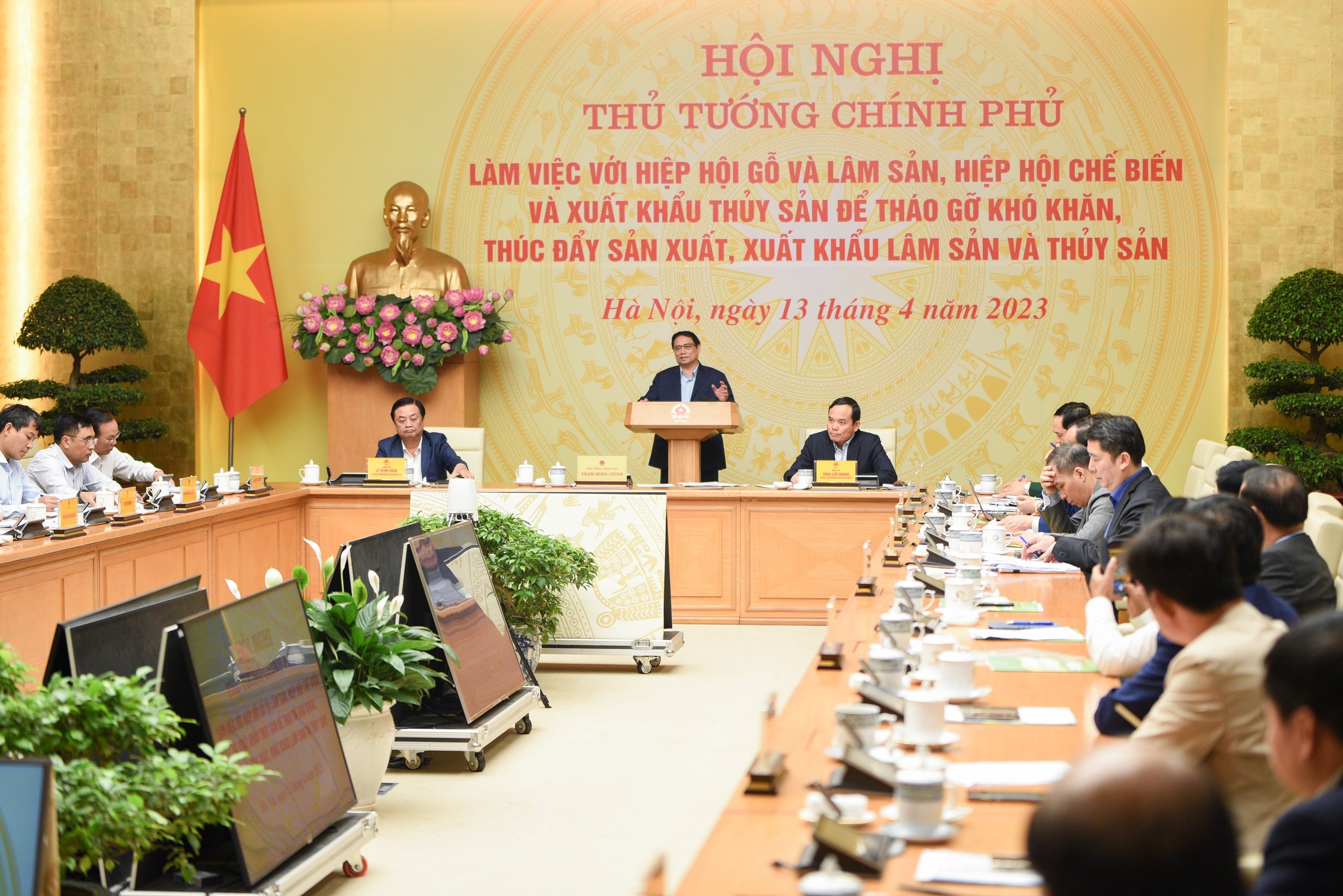 Thủ tướng chỉ đạo trong Hội nghị làm việc với Hiệp hội Gỗ và lâm sản, Hiệp hội Chế biến và Xuất khẩu thủy sản Việt Nam. Ảnh: Tùng Đinh.