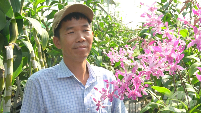 Các chủ vườn lan tại TP. HCM đang hối hả chăm sóc để chuẩn bị cho Festival Hoa lan và cuộc thi Hoa lan quy mô lớn vào đúng dịp nghỉ lễ 30/4. Ảnh: Lê Bình.