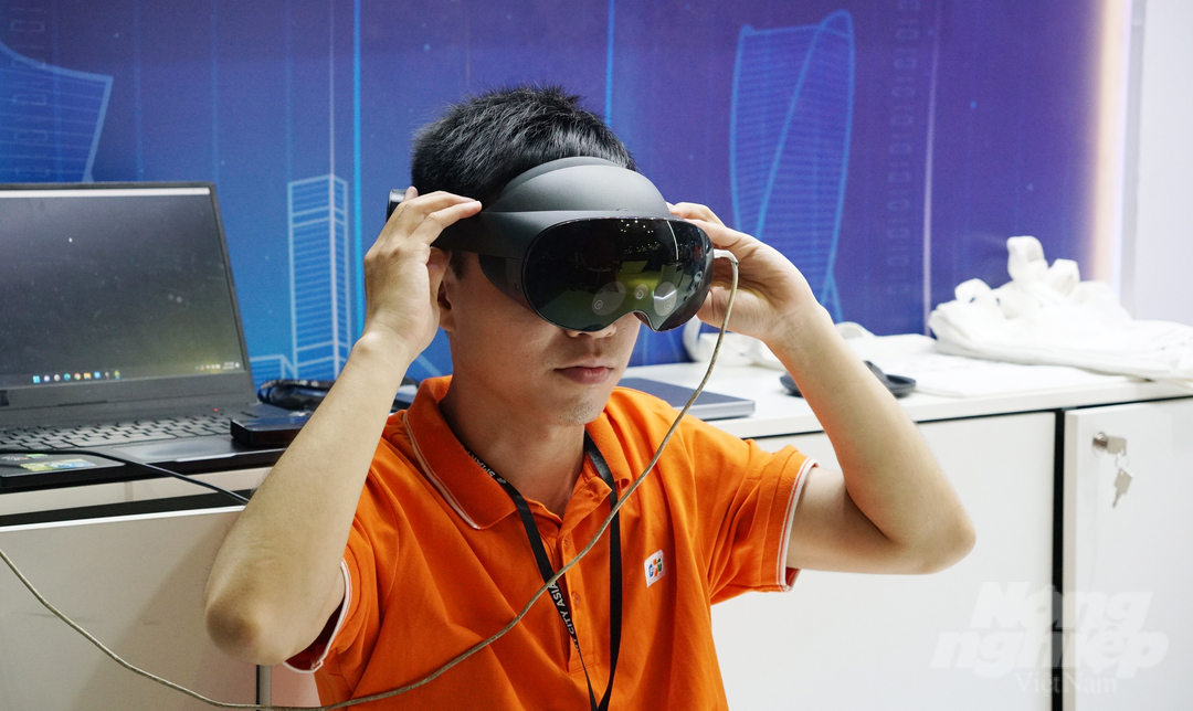 Trải nghiệm tour 360 độ bằng mắt kính của FPT. Ảnh: Nguyễn Thủy.