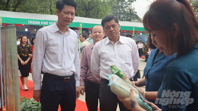 Ông Trần Thanh Nam - Thứ trưởng Bộ NN-PTNT (giữa) thăm các gian hàng OCOP của tỉnh Yên Bái. Ảnh: Tuấn Anh.
