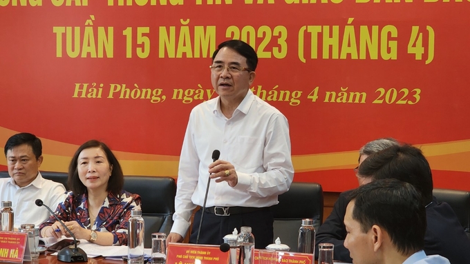 Ông Lê Khắc Nam - Phó Chủ tịch UBND TP Hải Phòng thông tin về dự trù kinh phí và hiệu quả của Lễ hội Hoa Phượng Đỏ. Ảnh: Đinh Mười.