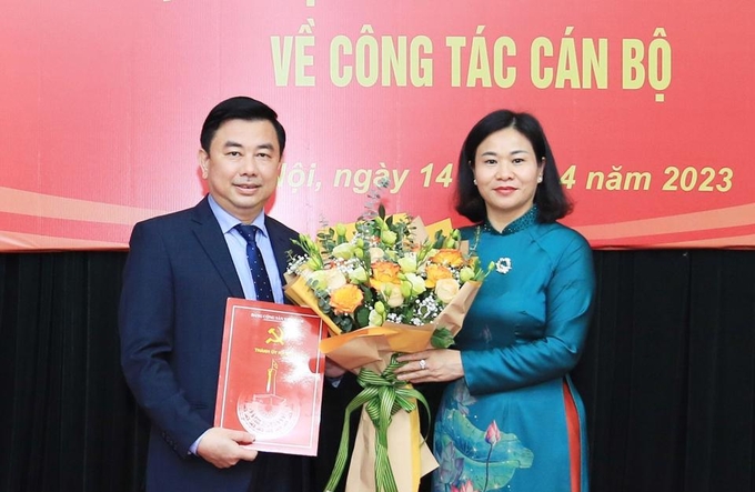 Phó Bí thư Thường trực Thành uỷ Nguyễn Thị Tuyến trao quyết định bổ nhiệm chức danh Tổng biên tập Báo Hà Nội mới cho ông Nguyễn Minh Đức.