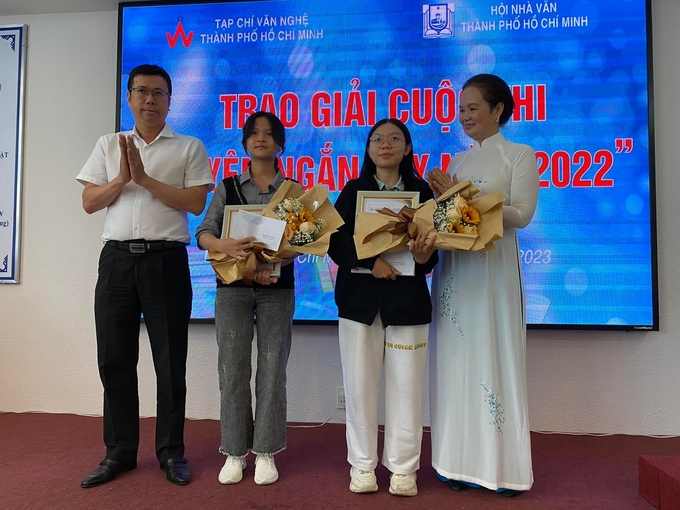 Hai tác giả trẻ Dương Bảo Hân và Hoàng Yến nhận giải đặc biệt cuộc thi 'Truyện ngắn hay 2022'.